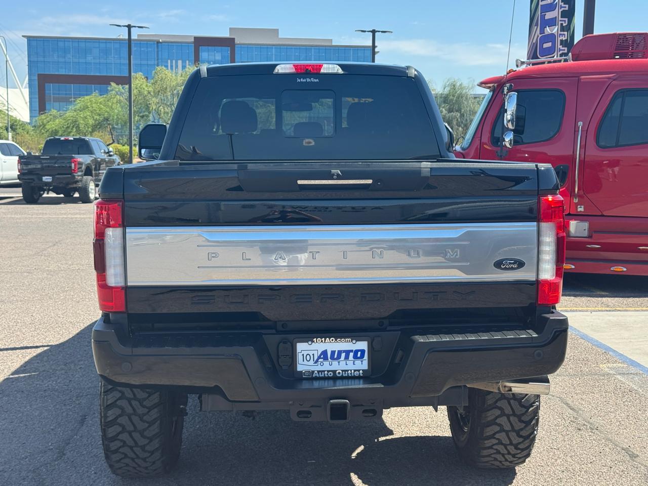Ford Super Duty F-350 SRW Platinum 4WD Crew Cab 8' Box 2017