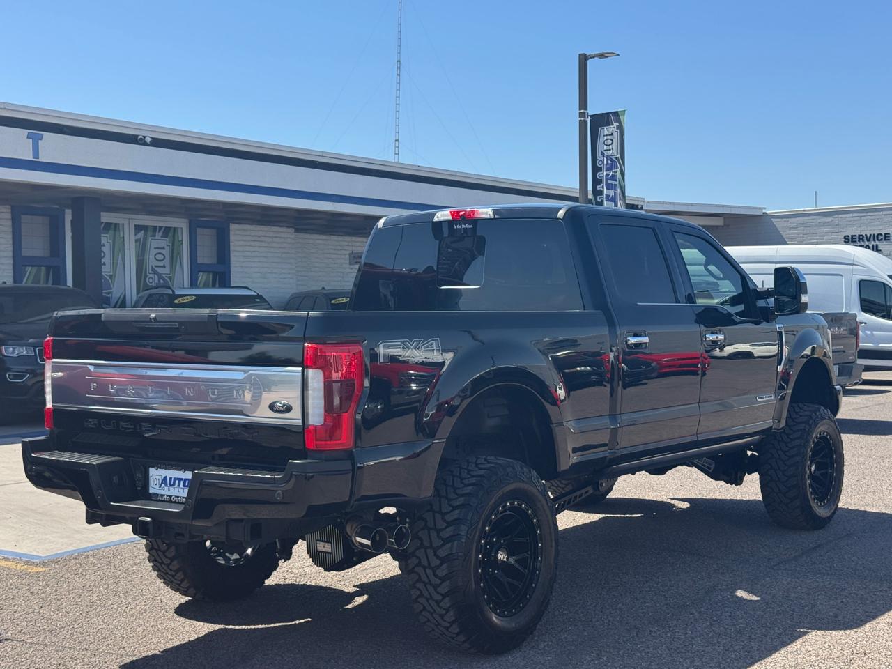 Ford Super Duty F-350 SRW Platinum 4WD Crew Cab 8' Box 2017