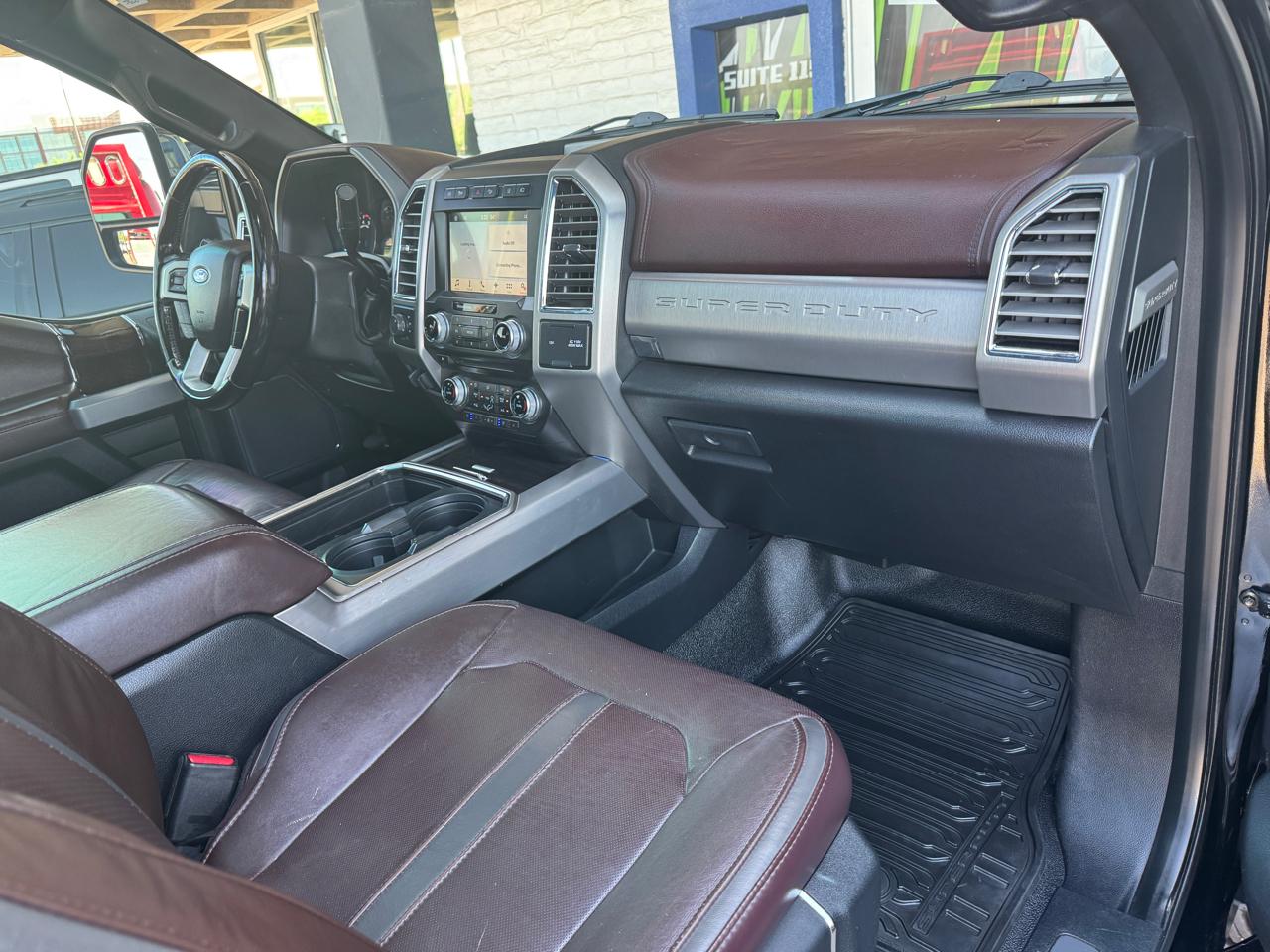 Ford Super Duty F-350 SRW Platinum 4WD Crew Cab 8' Box 2017