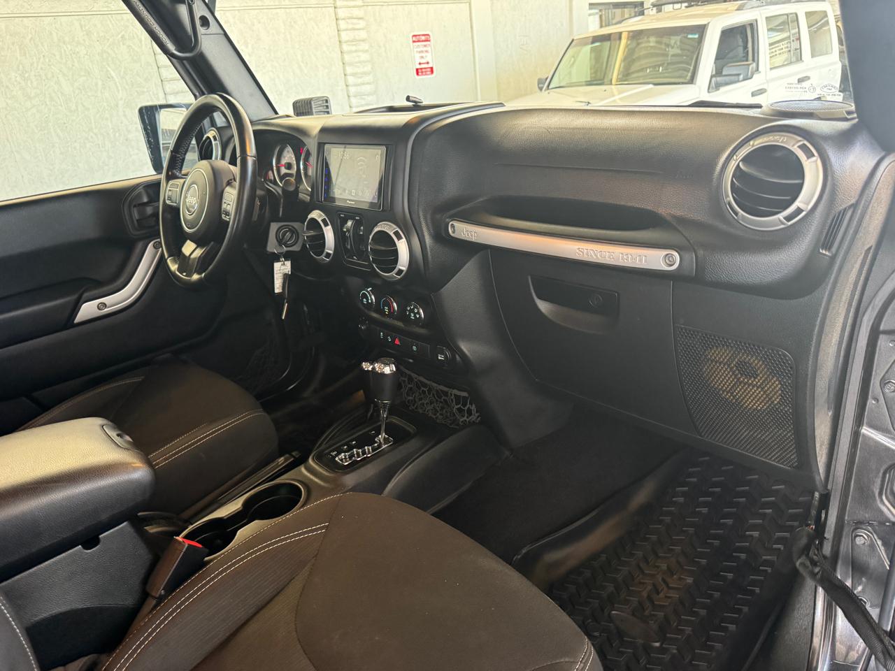 Jeep Wrangler Unlimited 4WD 4dr Sahara 2017