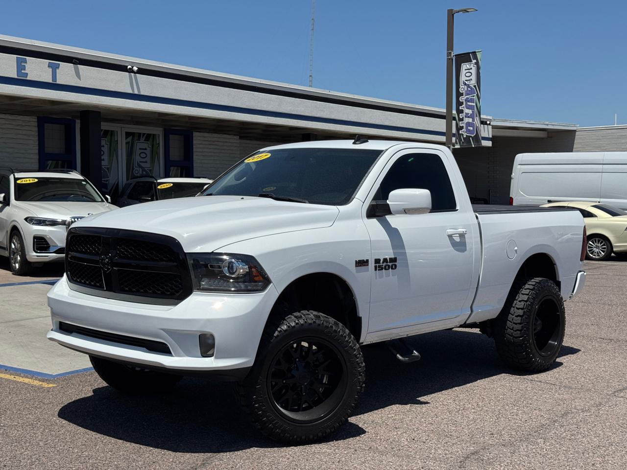 RAM 1500 Night 4x2 Regular Cab 6'4" Box 2017