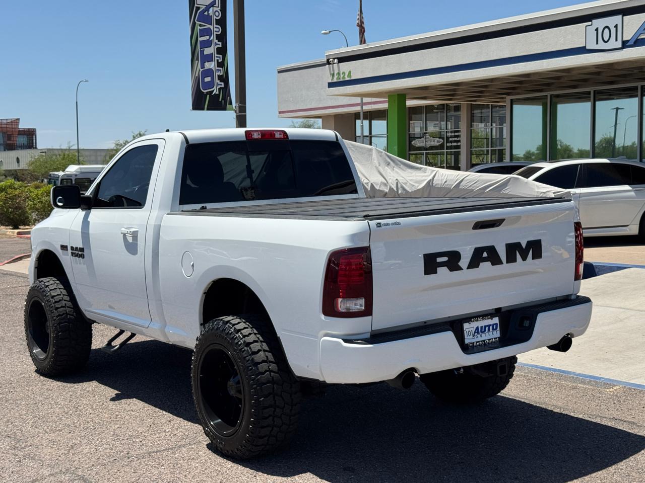 RAM 1500 Night 4x2 Regular Cab 6'4" Box 2017