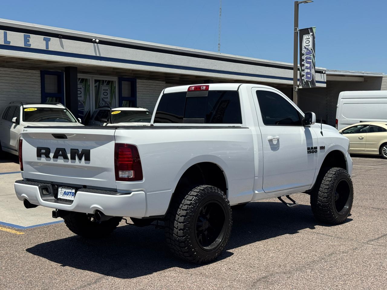 RAM 1500 Night 4x2 Regular Cab 6'4" Box 2017