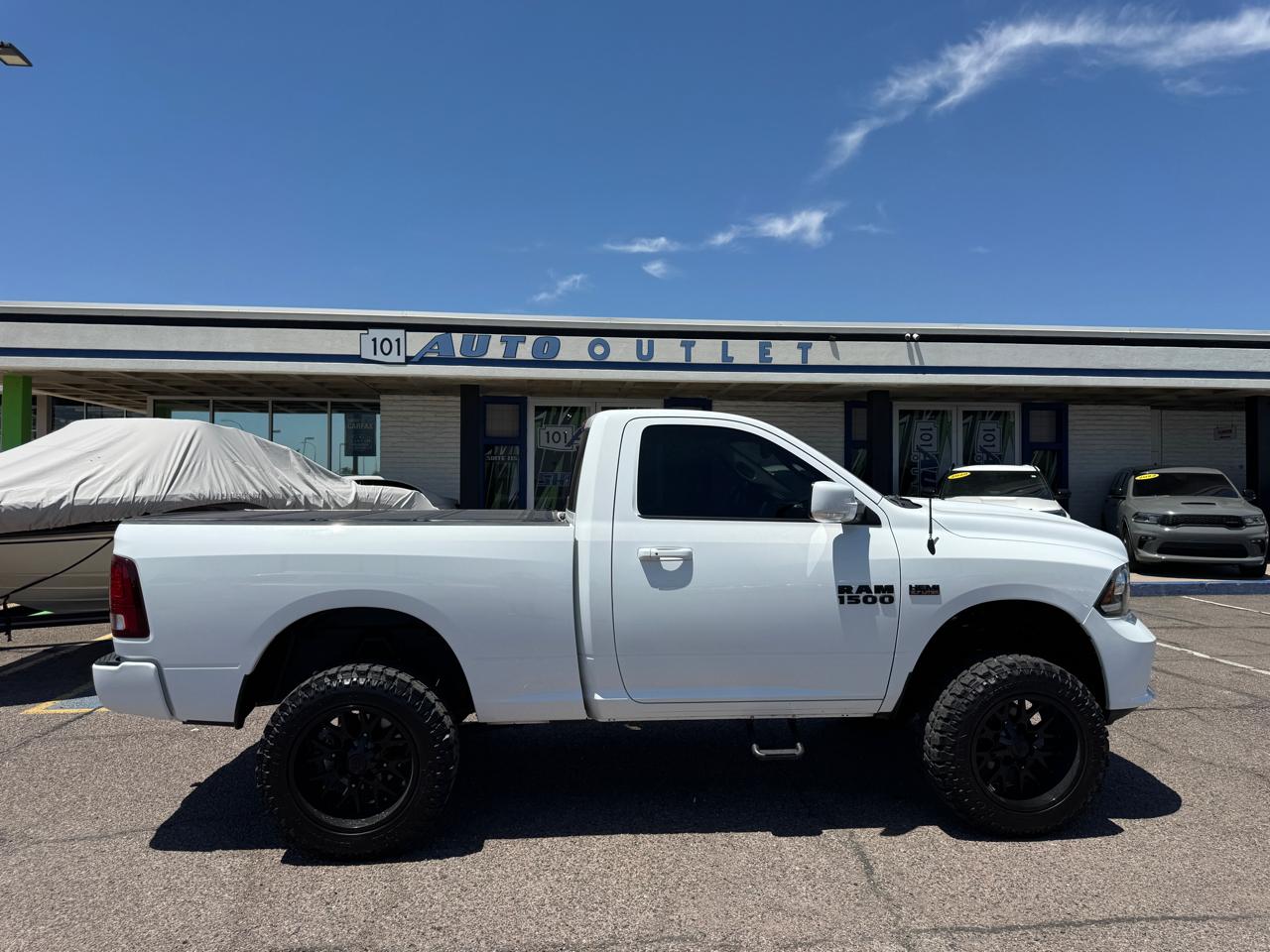 RAM 1500 Night 4x2 Regular Cab 6'4" Box 2017