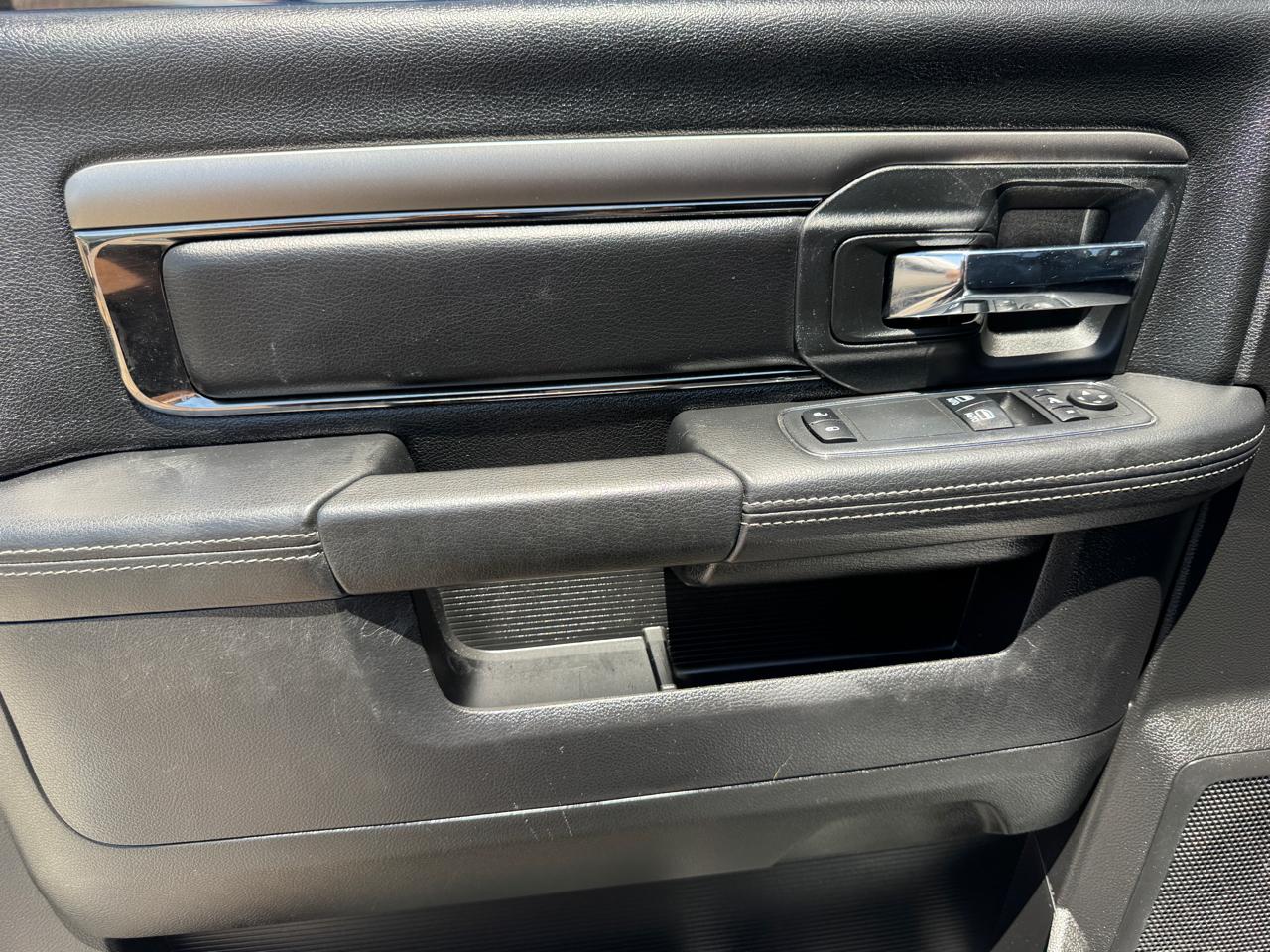 RAM 1500 Night 4x2 Regular Cab 6'4" Box 2017