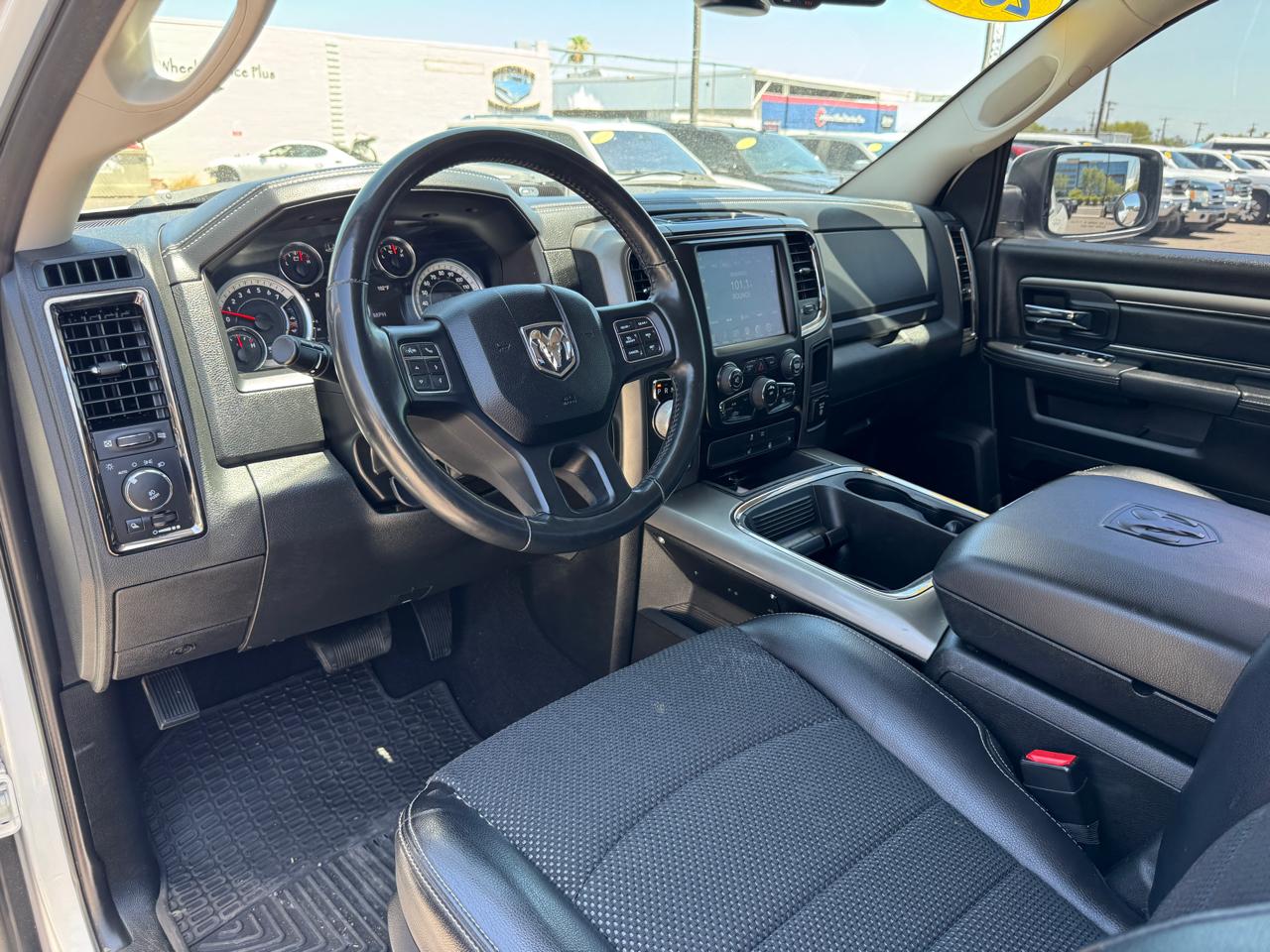 RAM 1500 Night 4x2 Regular Cab 6'4" Box 2017