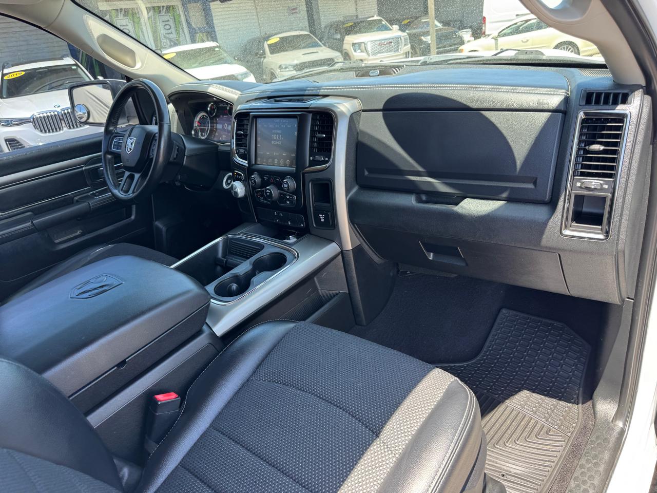 RAM 1500 Night 4x2 Regular Cab 6'4" Box 2017