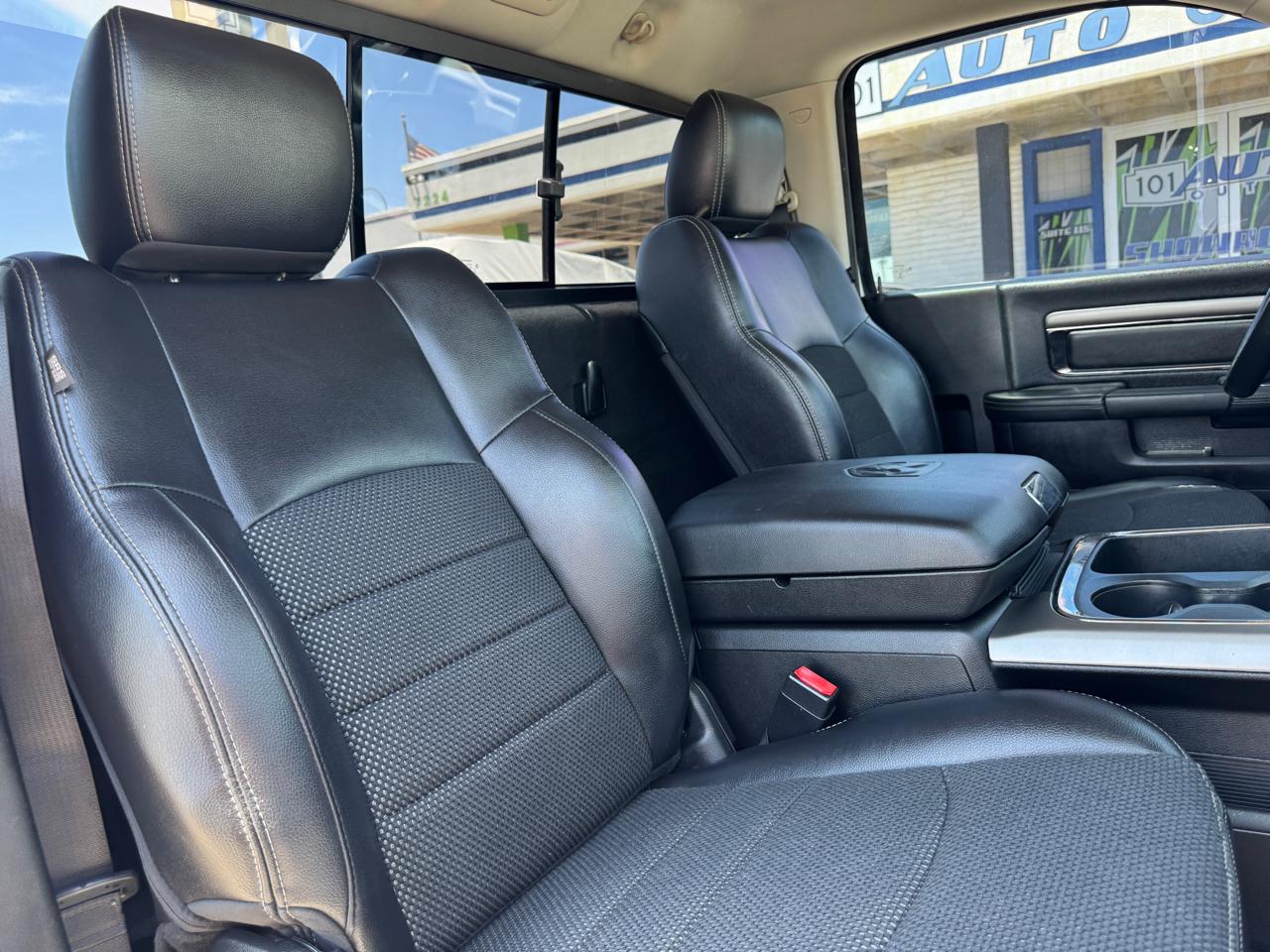 RAM 1500 Night 4x2 Regular Cab 6'4" Box 2017