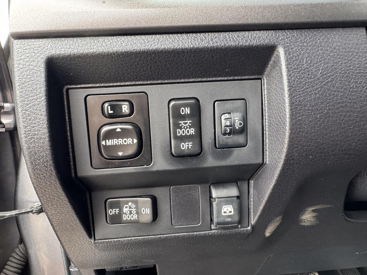 Toyota Tundra 4WD Truck CrewMax 4.6L V8 6-Spd AT SR5 (Natl) 2014