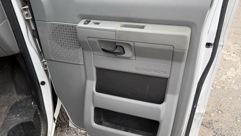 Ford Econoline E-350 Super Duty 2012