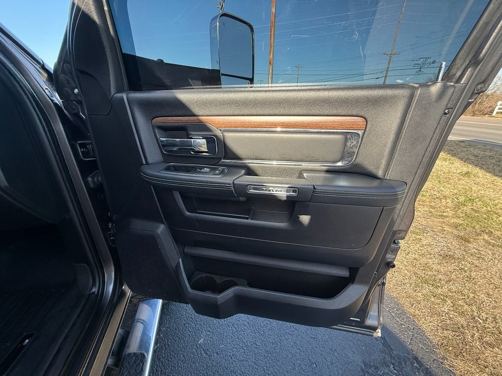 RAM 3500 Laramie Mega Cab 4WD DRW 2015