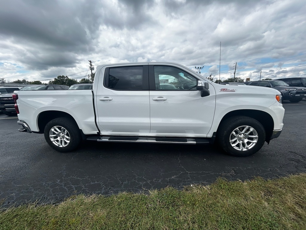2022 Chevrolet Silverado 1500 LT photo 2