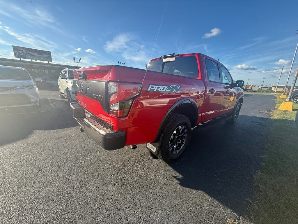 2024 Nissan Titan PRO-4X Crew Cab photo 2