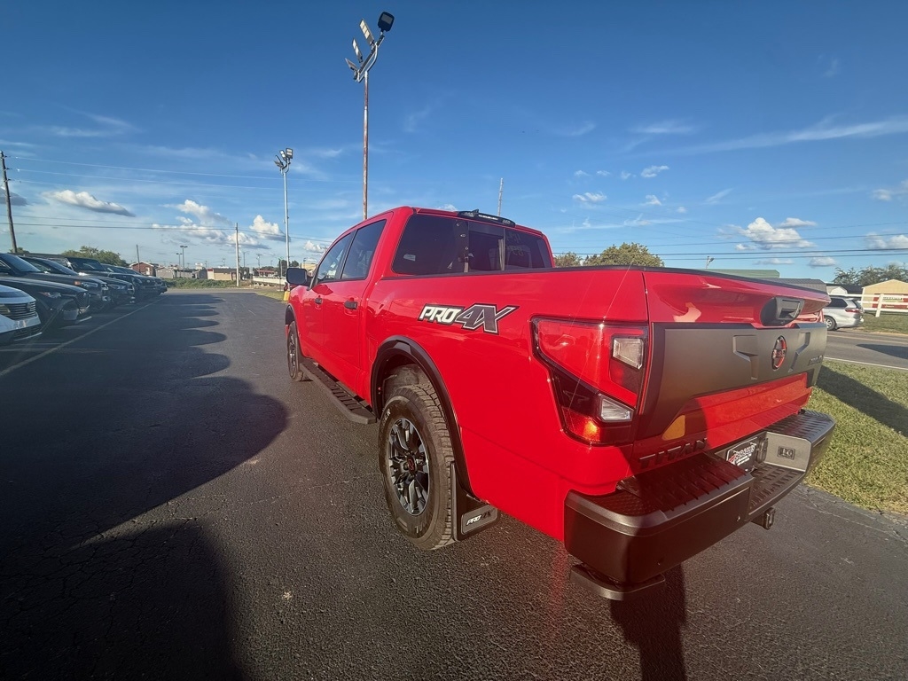 2024 Nissan Titan PRO-4X Crew Cab photo 4
