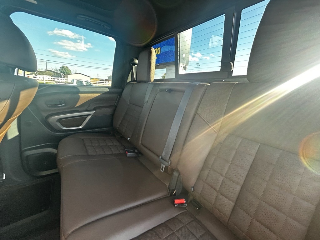 Nissan Titan Platinum Reserve Crew Cab 4WD 2022 Nissan Titan Platinum Reserve Crew Cab 4WD 2022