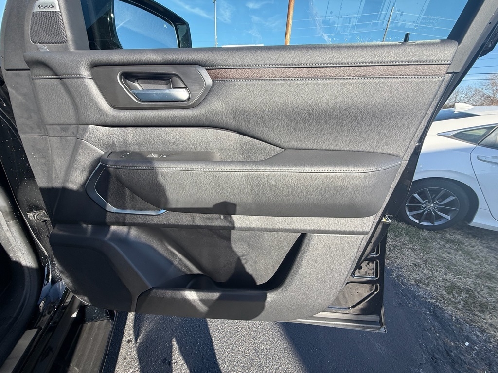 Nissan Armada Platinum Reserve 4WD 2025