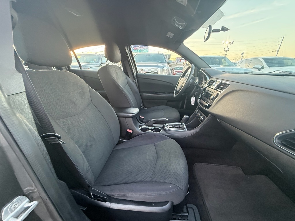 Chrysler 200 LX 2012