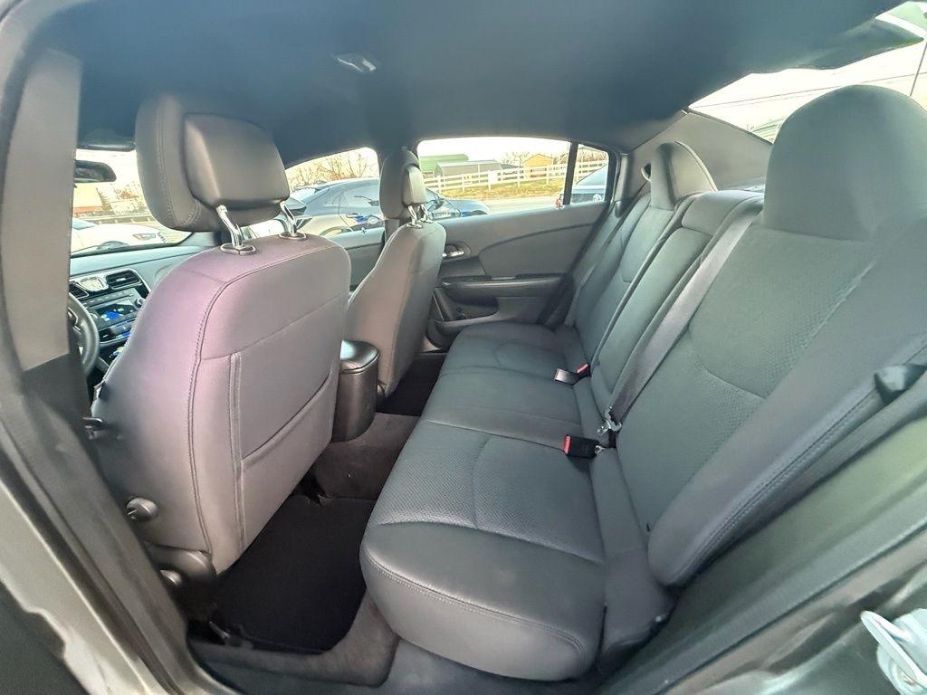 Chrysler 200 LX 2012