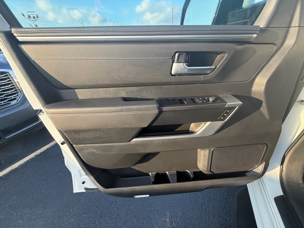 Toyota Sequoia Platinum 4WD 2025