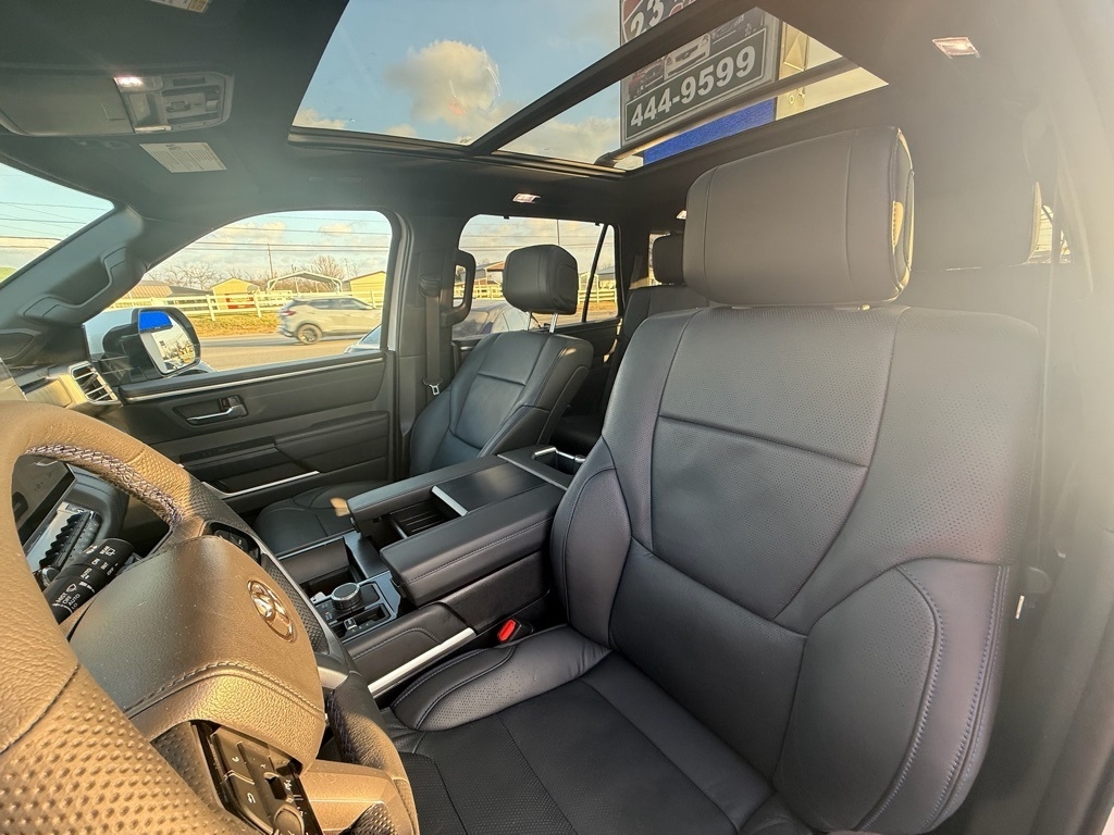 Toyota Sequoia Platinum 4WD 2025