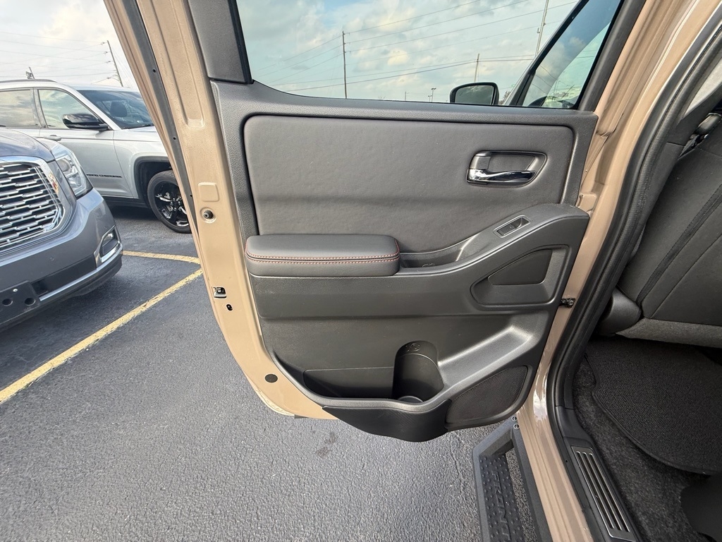 Nissan Frontier PRO-4X Crew Cab 4WD 2023