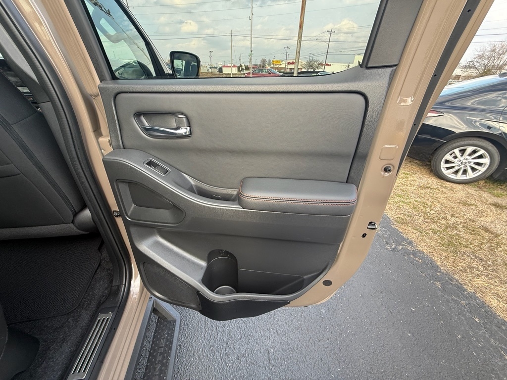 Nissan Frontier PRO-4X Crew Cab 4WD 2023