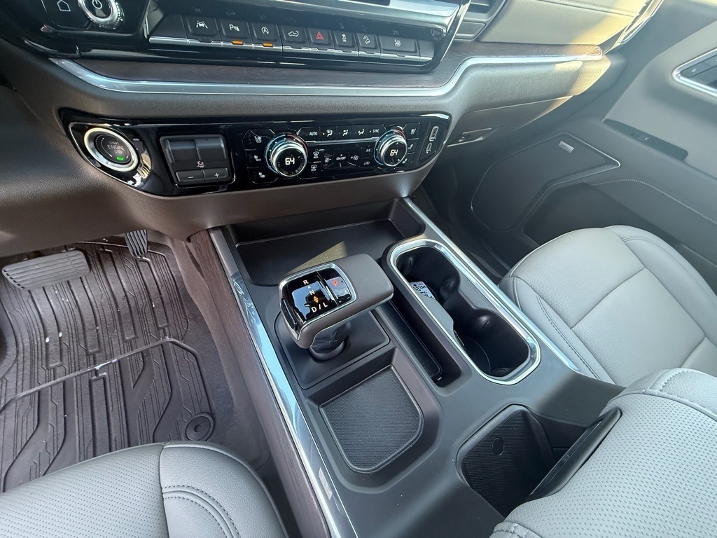 GMC Sierra 1500 SLT Crew Cab 4WD 2026