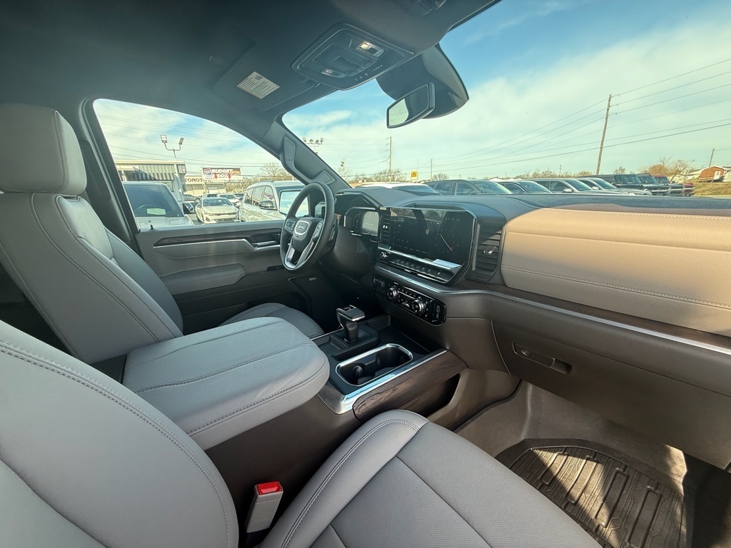 GMC Sierra 1500 SLT Crew Cab 4WD 2026