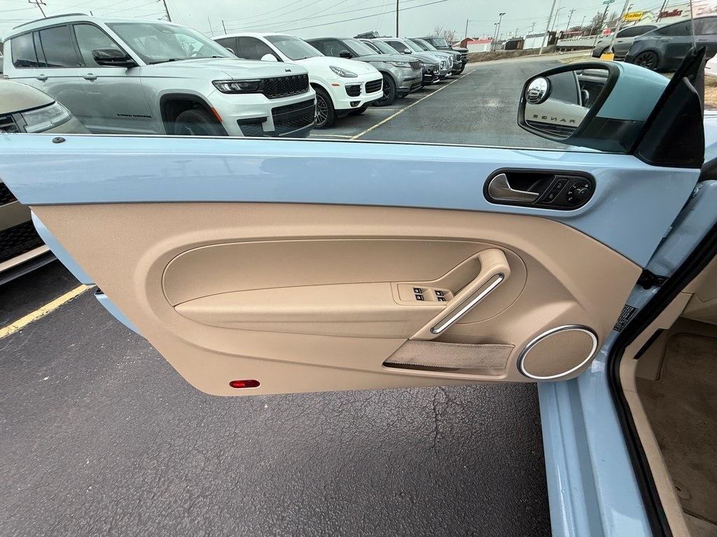 Volkswagen Beetle 2.5L Convertible 2013