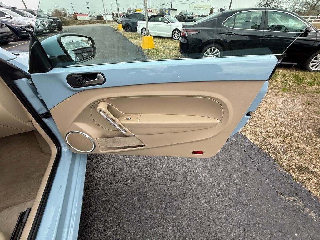 Volkswagen Beetle 2.5L Convertible 2013