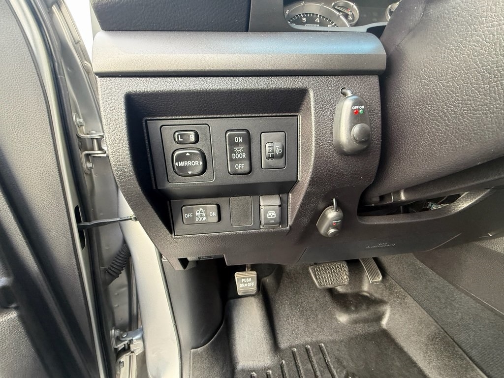 Toyota Tundra SR5 5.7L V8 FFV CrewMax 4WD 2016