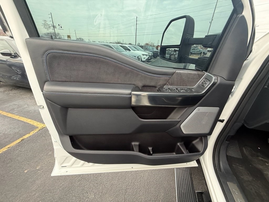 Ford F-350 SD Platinum Crew Cab Long Box 4WD DRW 2025