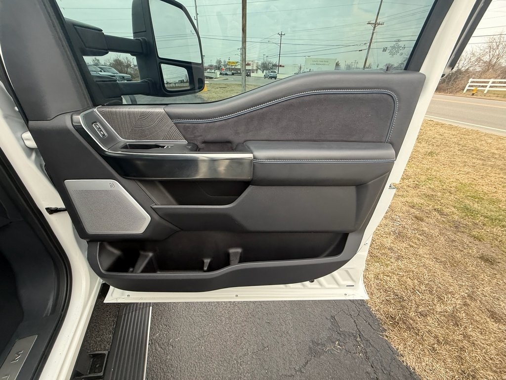 Ford F-350 SD Platinum Crew Cab Long Box 4WD DRW 2025