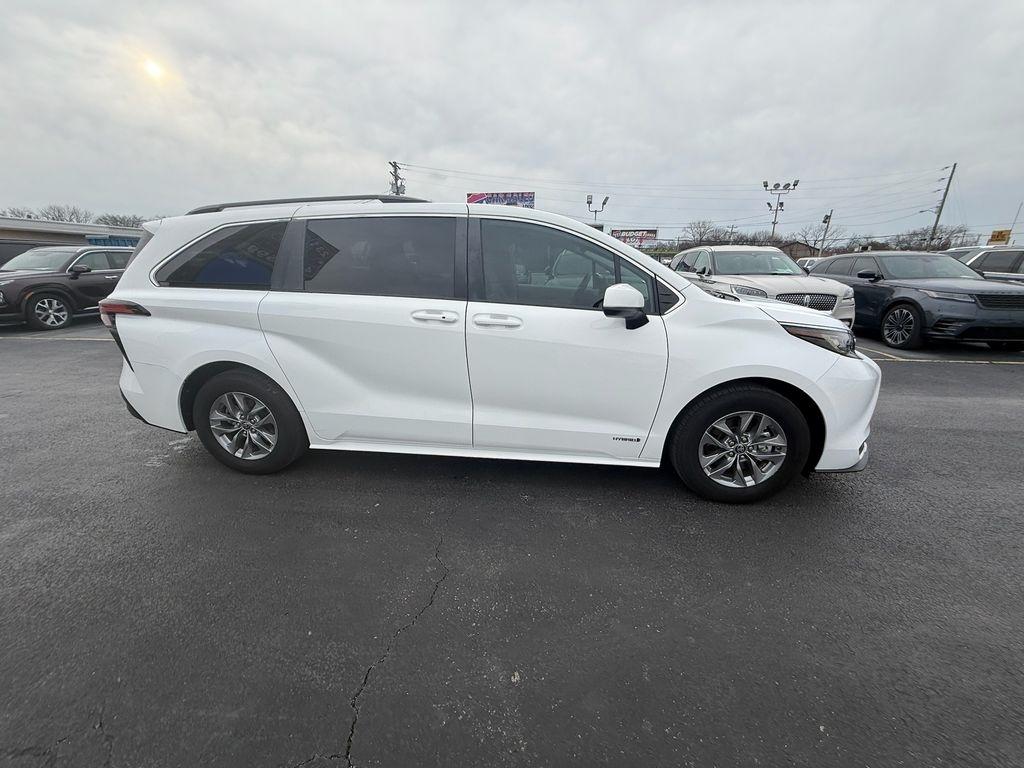 Toyota Sienna LE 8-Passenger AWD 2021
