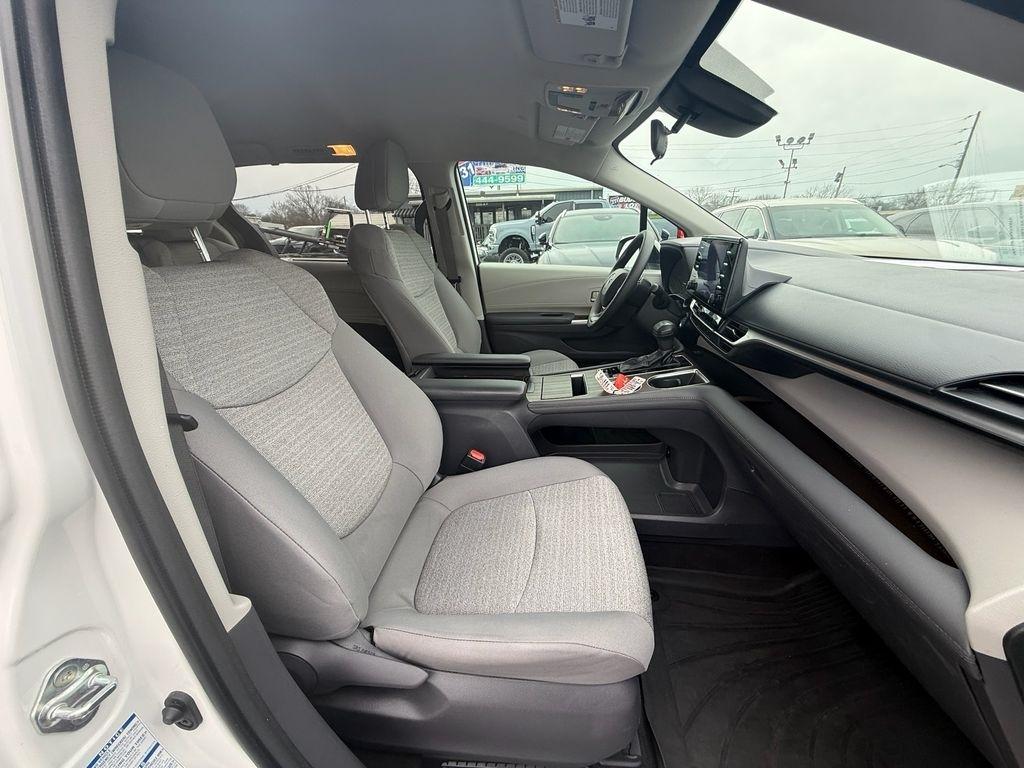 Toyota Sienna LE 8-Passenger AWD 2021