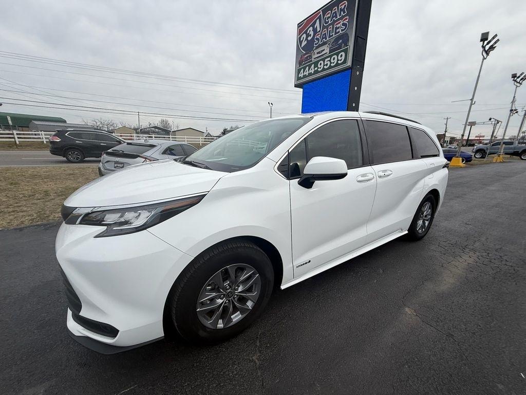 Toyota Sienna LE 8-Passenger AWD 2021