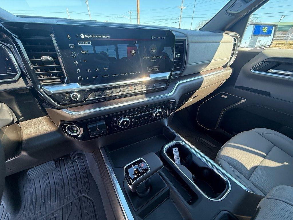 GMC Sierra 1500 SLT Crew Cab 4WD 2025