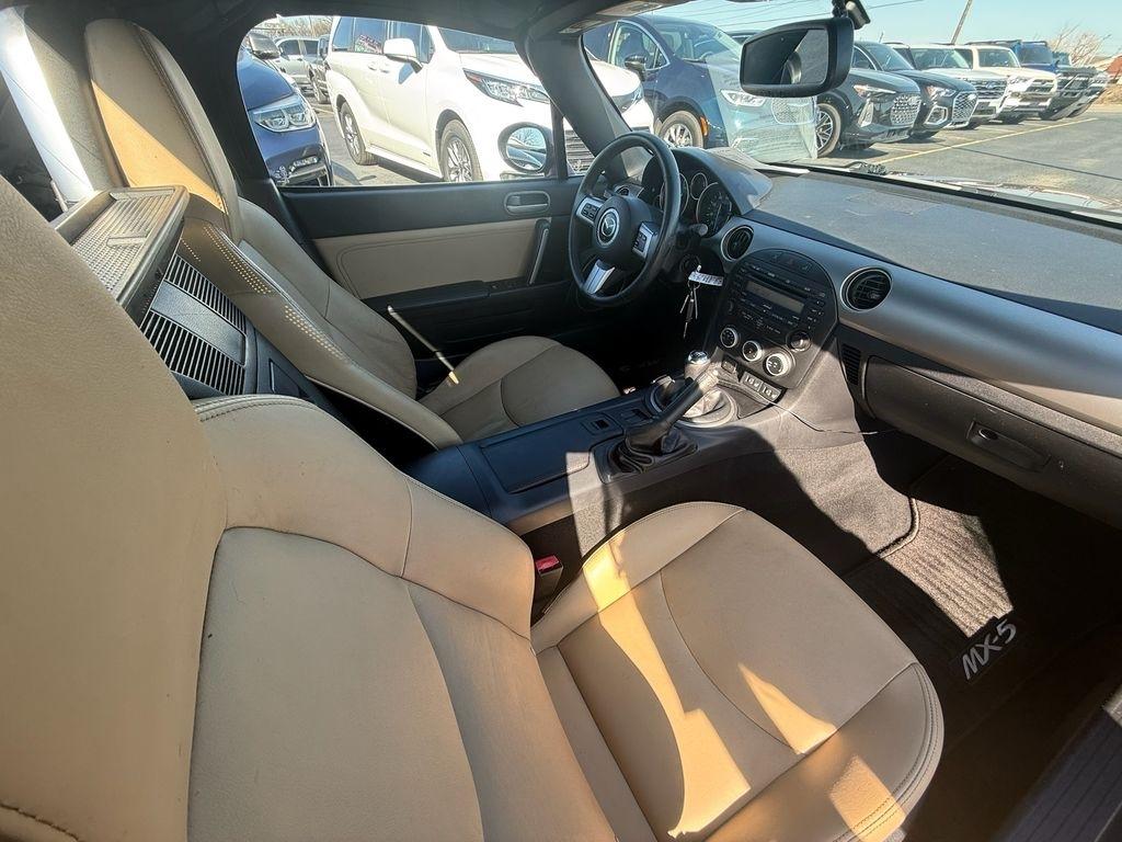 Mazda MX-5 Miata Grand Touring 2011