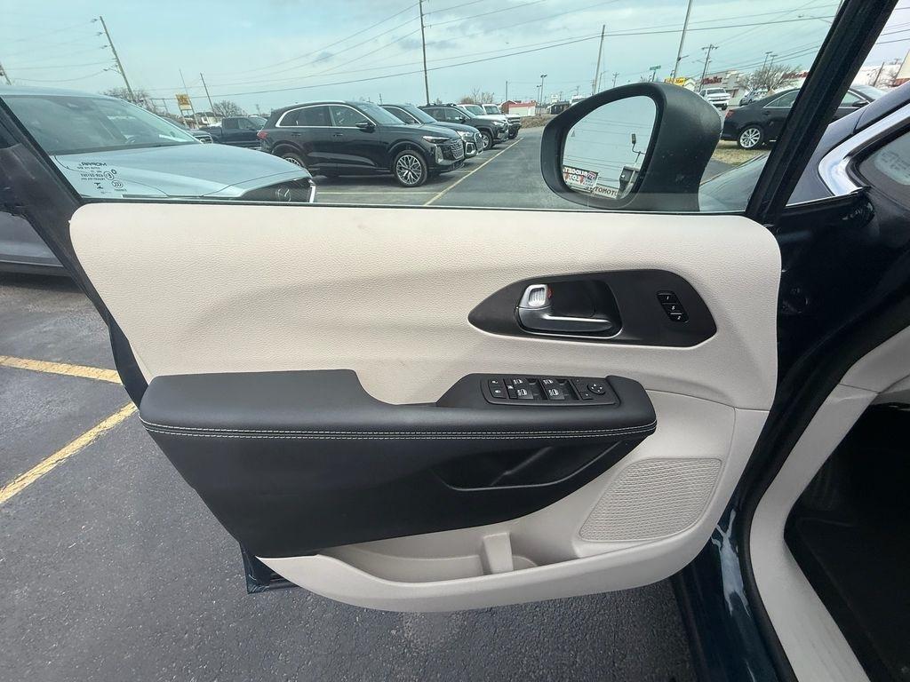 Chrysler Pacifica Touring L AWD 2023