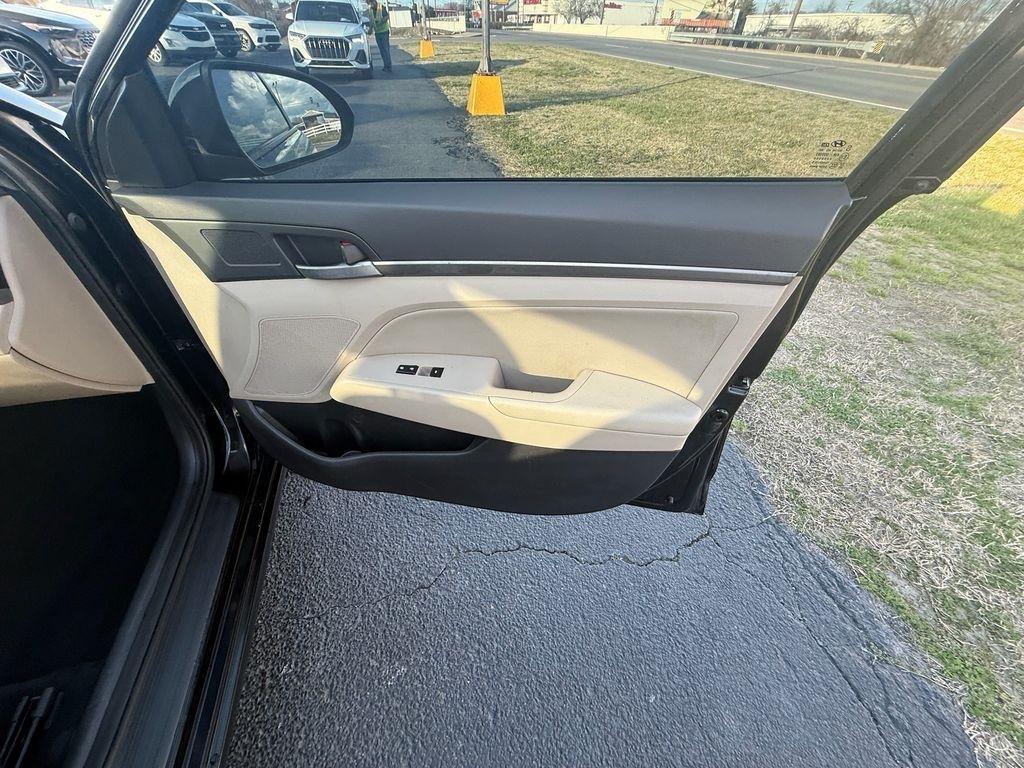 Hyundai Elantra Value Edition 6A 2017