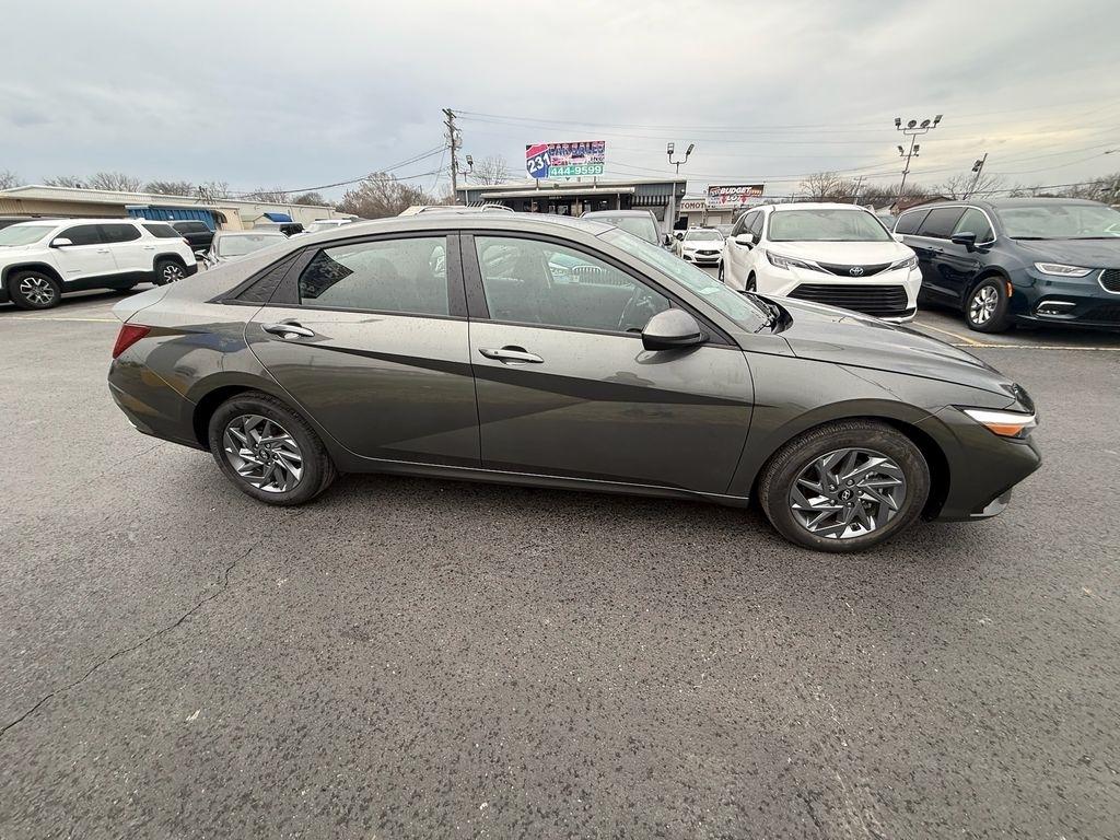 Hyundai Elantra Blue Hybrid 2024