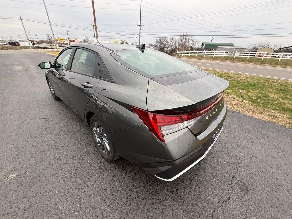 Hyundai Elantra Blue Hybrid 2024