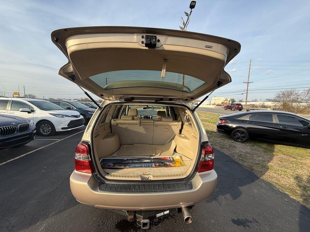 Toyota Highlander V6 2WD with 3rd-Row Seat 2004