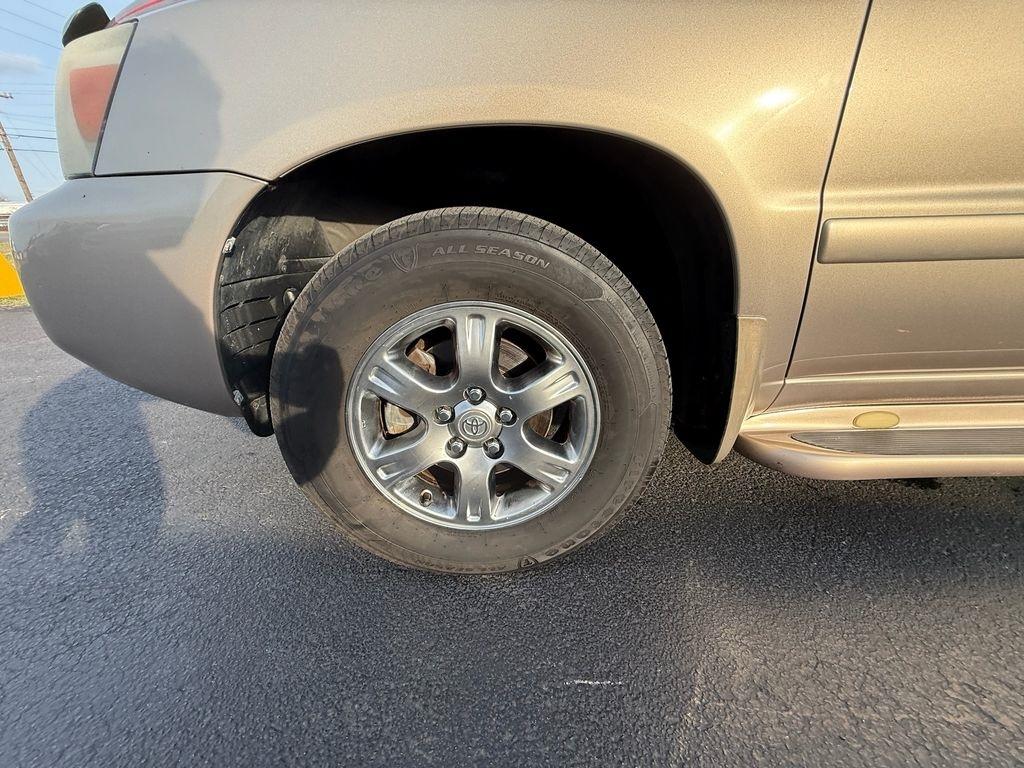 Toyota Highlander V6 2WD with 3rd-Row Seat 2004