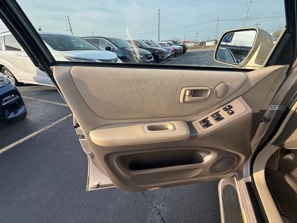 Toyota Highlander V6 2WD with 3rd-Row Seat 2004