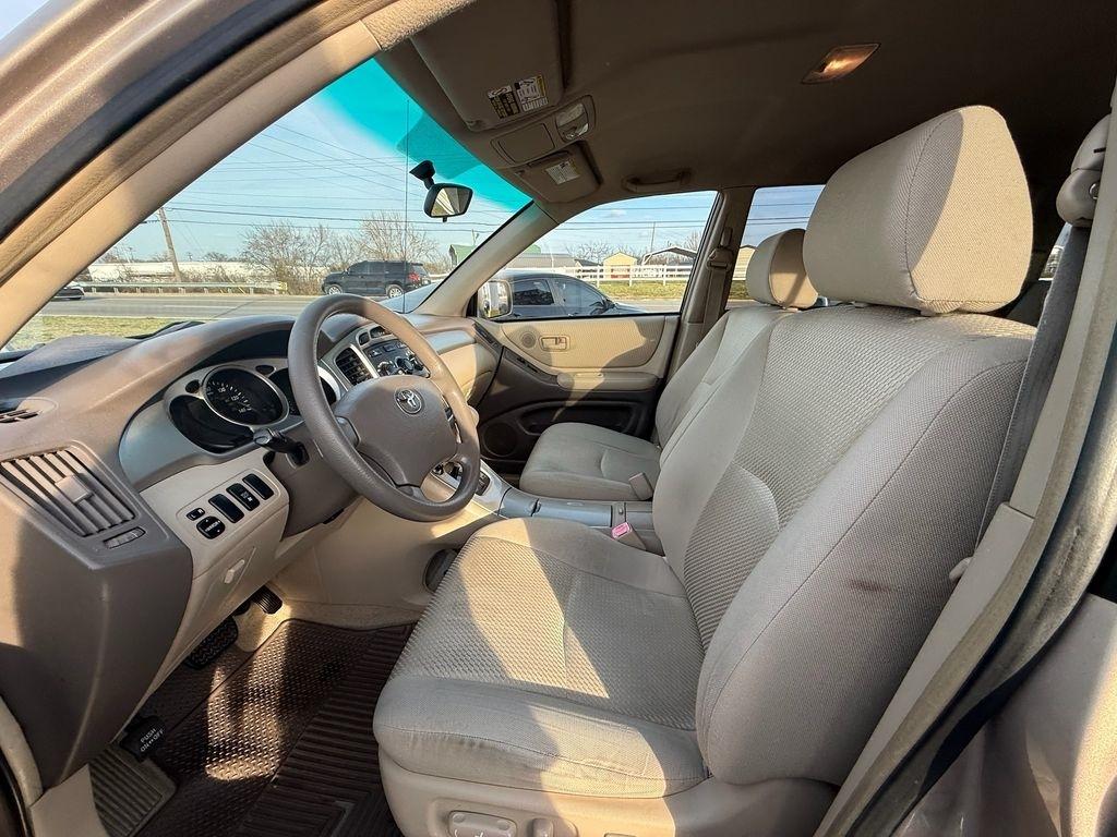 Toyota Highlander V6 2WD with 3rd-Row Seat 2004
