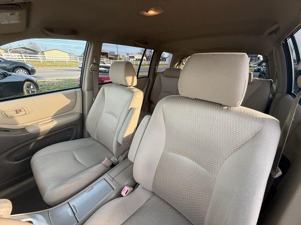 Toyota Highlander V6 2WD with 3rd-Row Seat 2004