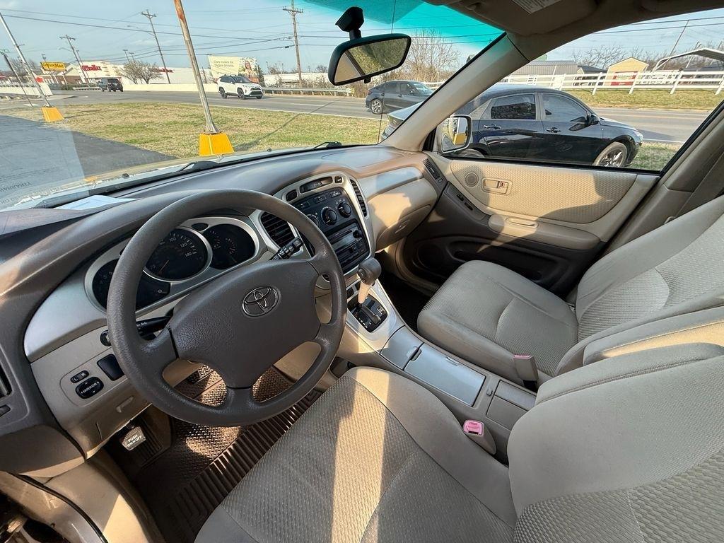 Toyota Highlander V6 2WD with 3rd-Row Seat 2004