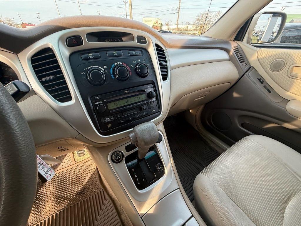 Toyota Highlander V6 2WD with 3rd-Row Seat 2004