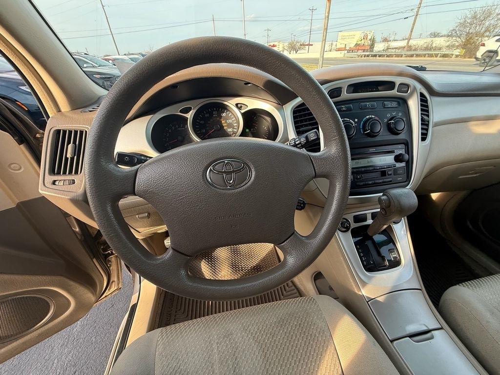 Toyota Highlander V6 2WD with 3rd-Row Seat 2004